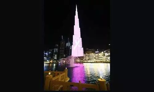 പിങ്കണിഞ്ഞ്​ ബുർജ് ഖലീഫ