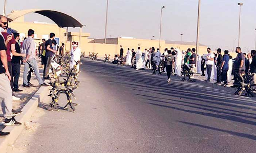 ത​ട​വു​കാ​രു​ടെ കു​ടും​ബം സെ​ൻ​ട്ര​ൽ ജ​യി​ലി​ന​രി​കെ പ്ര​തി​ഷേ​ധി​ച്ചു