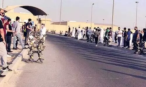 ത​ട​വു​കാ​രു​ടെ കു​ടും​ബം സെ​ൻ​ട്ര​ൽ ജ​യി​ലി​ന​രി​കെ പ്ര​തി​ഷേ​ധി​ച്ചു