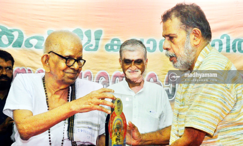 എട്ടാം വയസ് മുതൽ കവിതയെഴുത്ത്, ഒന്നാന്തരം നടനും നാടകകൃത്തുമാണ് അക്കിത്തം