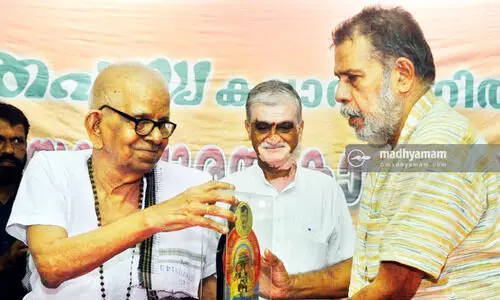 എട്ടാം വയസ് മുതൽ കവിതയെഴുത്ത്, ഒന്നാന്തരം നടനും നാടകകൃത്തുമാണ് അക്കിത്തം