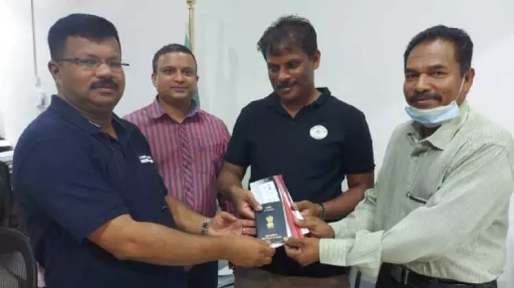 ദുരിതത്തിലായ മലയാളി ഹൗസ് ഡ്രൈവർ നാടണഞ്ഞു ദുരിതത്തിലായ മലയാളി ഹൗസ് ഡ്രൈവർ നാടണഞ്ഞു