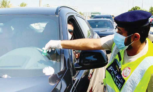 സുരക്ഷ: അബൂദബി പൊലീസ് വാഹനങ്ങളിൽ ഡിജിറ്റൽ സ്​റ്റിക്കറുകൾ