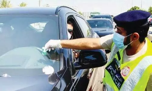 സുരക്ഷ: അബൂദബി പൊലീസ് വാഹനങ്ങളിൽ ഡിജിറ്റൽ സ്​റ്റിക്കറുകൾ