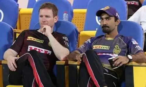 ഇനി നിങ്ങൾ നയിക്കൂ; കൊൽകത്തയുടെ ക്യാപ്​റ്റൻ സ്ഥാനം മോർഗന്​ കൈമാറി കാർത്തിക്​