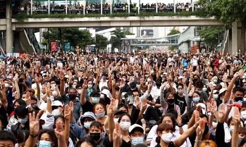 അടിയന്തരാവസ്ഥ പ്രഖ്യാപിച്ചിട്ടും ബാങ്കോക്കിലെ തെരുവുകളില്‍ പ്രതിഷേധം അടങ്ങുന്നില്ല