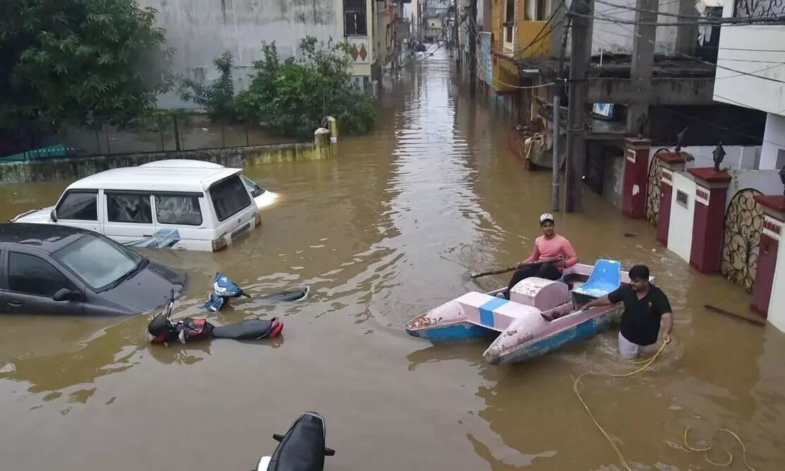 മരണം 50; ഹൈദരാബാദിൽ നിരവധി കോളനികൾ വെള്ളത്തിനടിയിൽ മരണം 50; ഹൈദരാബാദിൽ നിരവധി കോളനികൾ വെള്ളത്തിനടിയിൽ