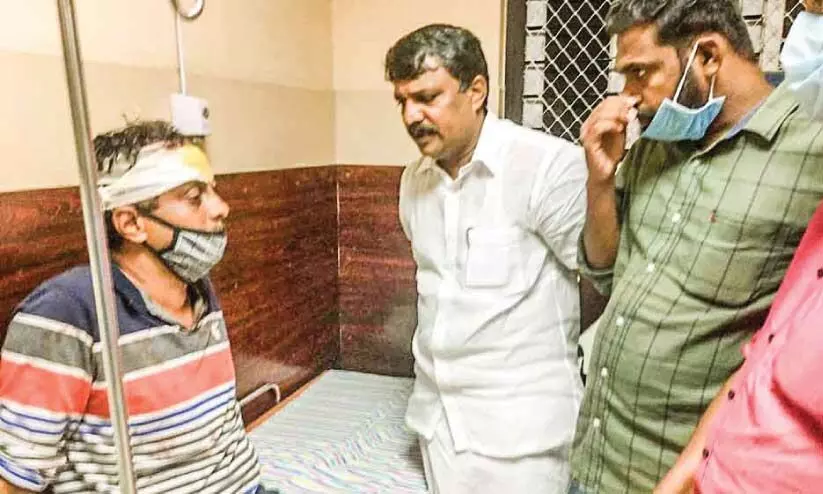 കോൺഗ്രസ് നേതാവിന് കെ.എസ്.ഇ.ബി ഉദ്യോഗസ്ഥരുടെ മർദനം കോൺഗ്രസ് നേതാവിന് കെ.എസ്.ഇ.ബി ഉദ്യോഗസ്ഥരുടെ മർദനം