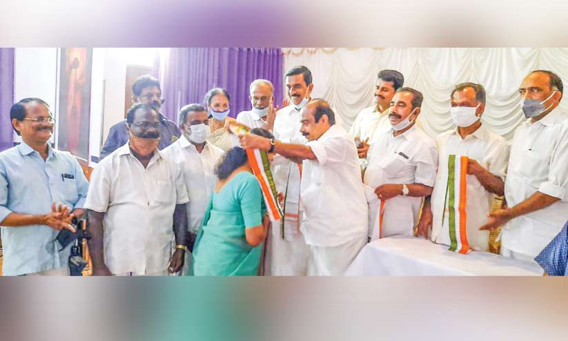 ജോസ് കെ. മാണിയുടെ നിലപാടില് പ്രതിഷേധിച്ച് പി.ജെ. ജോസഫിനൊപ്പം ചേർന്നു ജോസ് കെ. മാണിയുടെ നിലപാടില് പ്രതിഷേധിച്ച് പി.ജെ. ജോസഫിനൊപ്പം ചേർന്നു