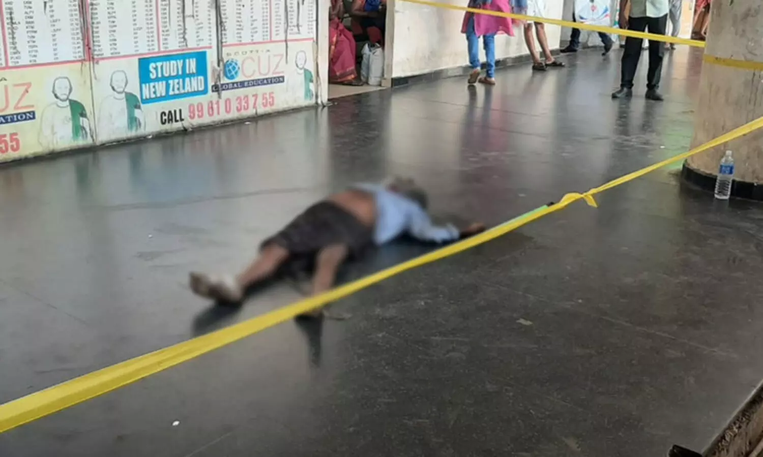 അങ്കമാലി കെ.എസ്.ആര്‍.ടി.സി ബസ് സ്റ്റാൻറിലെ ഫൂട്ട്​പാത്തില്‍ യാത്രക്കാരൻ മരിച്ച നിലയില്‍