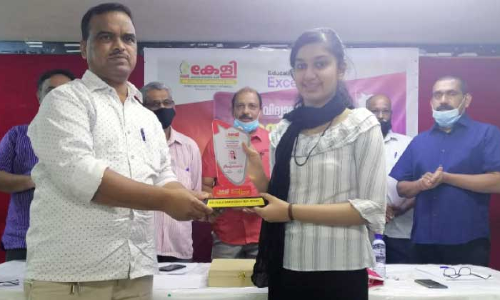 കേ​​ളി വി​​ദ്യാ​​ഭ്യാ​​സ മേ​​ന്മാ പു​​ര​​സ്കാ​​രം വി​​ത​​ര​​ണം ചെ​​യ്തു