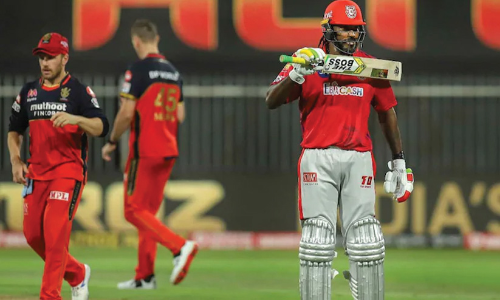 ദ ബോസ്​ റി​േട്ടൺസ്​- വരവറിയിച്ച ഇന്നിങ്​സുമായി ക്രിസ്​ ഗെയ്​ൽ