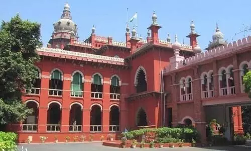 ഗ്രാ​മീ​ണ​ സ്​​കൂ​ളു​ക​ളി​ൽ വി​ദ്യാ​ർ​ഥി​ക​ളു​ടെ വേ​ദ​ന​ക​ൾ പറഞ്ഞ്​ വിതുമ്പി മദ്രാസ്​ ഹൈകോടതി ജഡ്​ജി