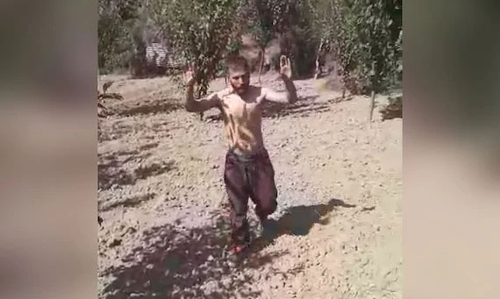 ആരും നിന്നെ വെടിവെക്കില്ല; നാടകീയമായ കീഴടങ്ങൽ ദൃശ്യങ്ങൾ പുറത്ത് വിട്ട് കരസേന ആരും നിന്നെ വെടിവെക്കില്ല; നാടകീയമായ കീഴടങ്ങൽ ദൃശ്യങ്ങൾ പുറത്ത് വിട്ട് കരസേന