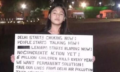 ഡൽഹിയിൽ വായു മലിനീകരണ തോത്​ ഉയരുന്നു; രാജ്​ഭവന് മുമ്പിൽ പ്രതിഷേധവുമായി ഒമ്പതുവയസുകാരി