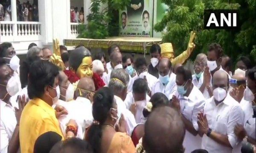 സാമൂഹിക അകലം കാറ്റിൽ പറത്തി എ.ഐ.എ.ഡി.എം.കെ സ്ഥാപക ദിനാഘോഷം