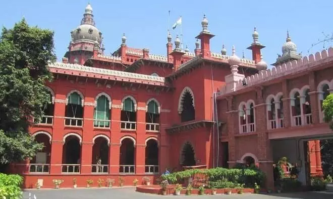 ഗ്രാ​മീ​ണ​ സ്​​കൂ​ളു​ക​ളി​ൽ വി​ദ്യാ​ർ​ഥി​ക​ളു​ടെ വേ​ദ​ന​ക​ൾ പറഞ്ഞ്​ വിതുമ്പി മദ്രാസ്​ ഹൈകോടതി ജഡ്​ജി