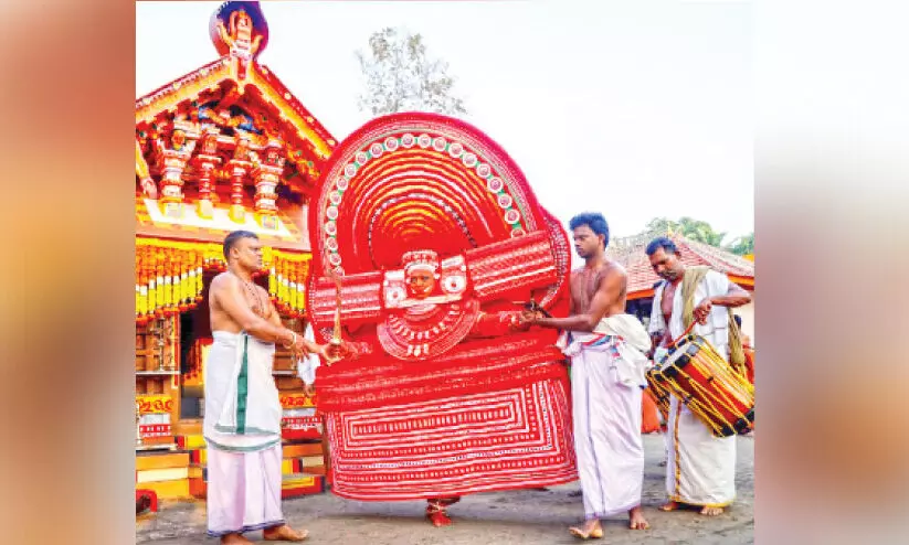 ഇന്ന് തുലാസംക്രമം; െതയ്യക്കാവുകൾക്കുമീതെ അനിശ്ചിതത്വത്തിെൻറ കാർമേഘങ്ങൾ ഇന്ന് തുലാസംക്രമം; െതയ്യക്കാവുകൾക്കുമീതെ അനിശ്ചിതത്വത്തിെൻറ കാർമേഘങ്ങൾ