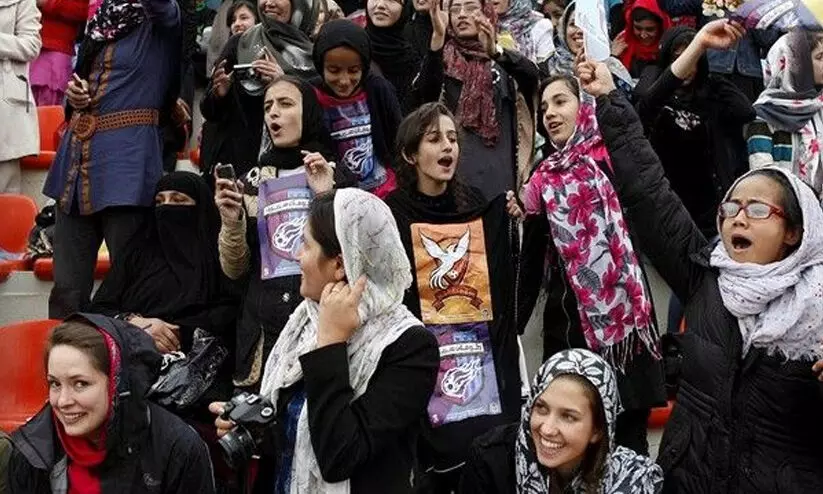 താലിബാൻ ആക്രമണത്തിനിടെ സമാധാനാഹ്വാനവുമായി അഫ്ഗാനിലെ ഫുട്ബാൾ ആരാധകർ താലിബാൻ ആക്രമണത്തിനിടെ സമാധാനാഹ്വാനവുമായി അഫ്ഗാനിലെ ഫുട്ബാൾ ആരാധകർ