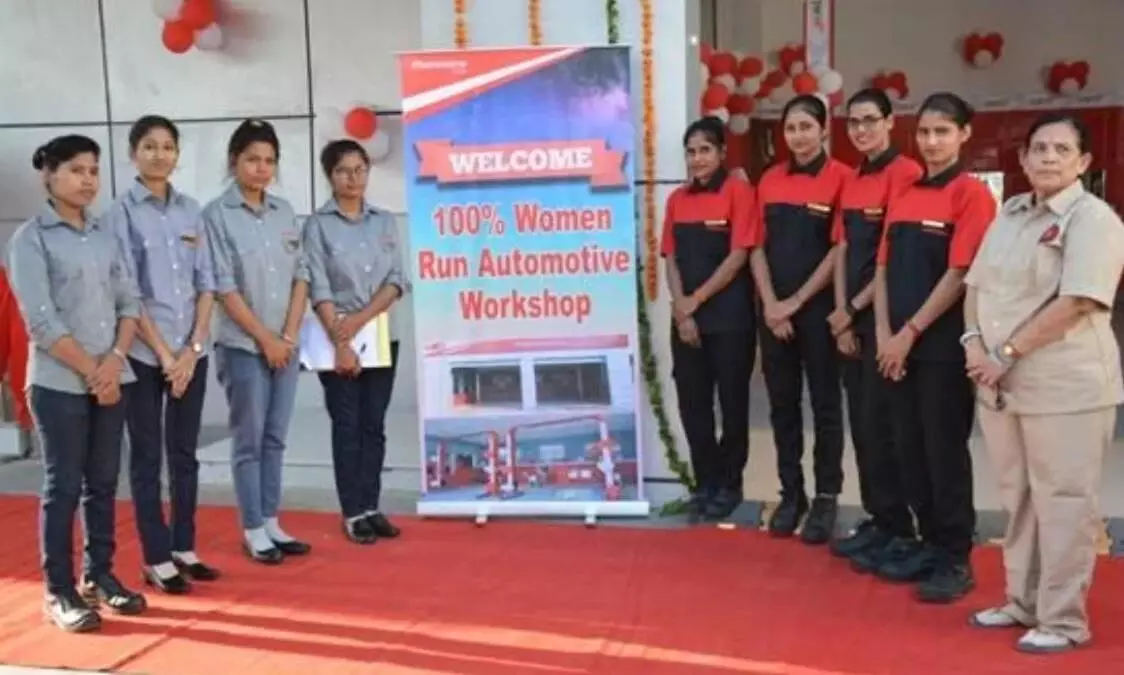 ഇൗ വർക്ഷോപ്പിൽ സ്ത്രീകൾ മാത്രം; ഇന്ത്യയിലെ ആദ്യ ആൾ വിമൺവർക്ഷോപ്പ് വാർഷിക നിറവിൽ ഇൗ വർക്ഷോപ്പിൽ സ്ത്രീകൾ മാത്രം; ഇന്ത്യയിലെ ആദ്യ ആൾ വിമൺവർക്ഷോപ്പ് വാർഷിക നിറവിൽ