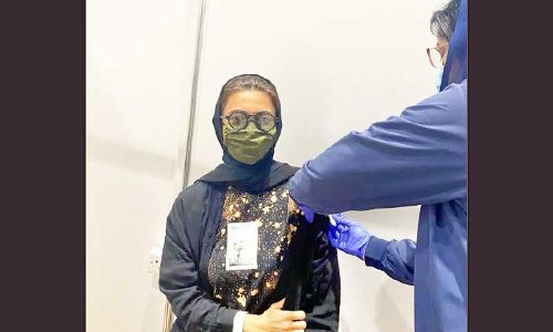 മ​ന്ത്രി നൂ​റ അ​ൽ കാ​ബി കോ​വി​ഡ് വാ​ക്‌​സി​ൻ സ്വീ​ക​രി​ച്ചു