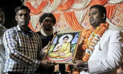 ഹാഥറസ് സംഭവത്തില്‍ പ്രതിഷേധിച്ച് വാത്മീകി വിഭാഗത്തില്‍പ്പെട്ട 236 പേര്‍ ബുദ്ധമതം സ്വീകരിച്ചു