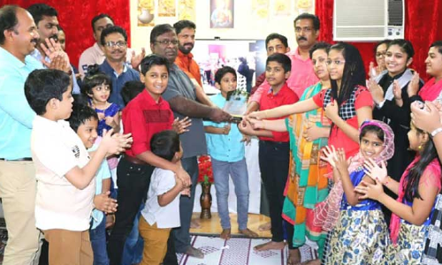 യാ​ത്ര​യ​യ​പ്പ് ന​ൽ​കി