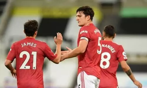 സ്വന്തം പോസ്​റ്റിലേക്ക്​ ഒന്നടിച്ചു; പിന്നെ അപ്പുറത്തേക്ക്​​ നാലെണ്ണവും; ഇരമ്പിയാർത്ത്​ യുനൈറ്റഡ്​