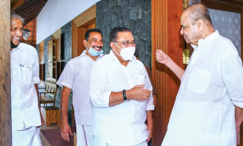 എം.എം. ഹസ്സൻ ശങ്കരനാരായണനെ സന്ദർശിച്ചു എം.എം. ഹസ്സൻ ശങ്കരനാരായണനെ സന്ദർശിച്ചു