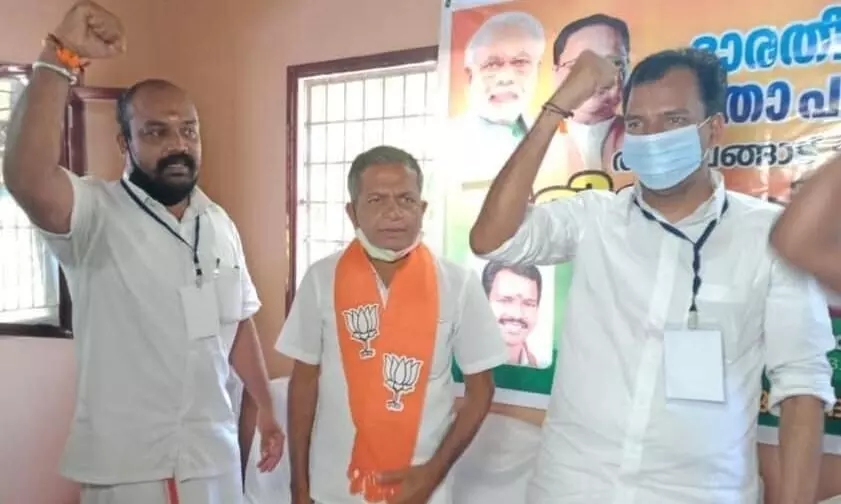 കൂത്തുപറമ്പിലെ ജീവിക്കുന്ന രക്തസാക്ഷി പുഷ്പെൻറ സഹോദരൻ ബി.ജെ.പിയിൽ ചേർന്നെന്ന് കെ.സുരേന്ദ്രൻ കൂത്തുപറമ്പിലെ ജീവിക്കുന്ന രക്തസാക്ഷി പുഷ്പെൻറ സഹോദരൻ ബി.ജെ.പിയിൽ ചേർന്നെന്ന് കെ.സുരേന്ദ്രൻ