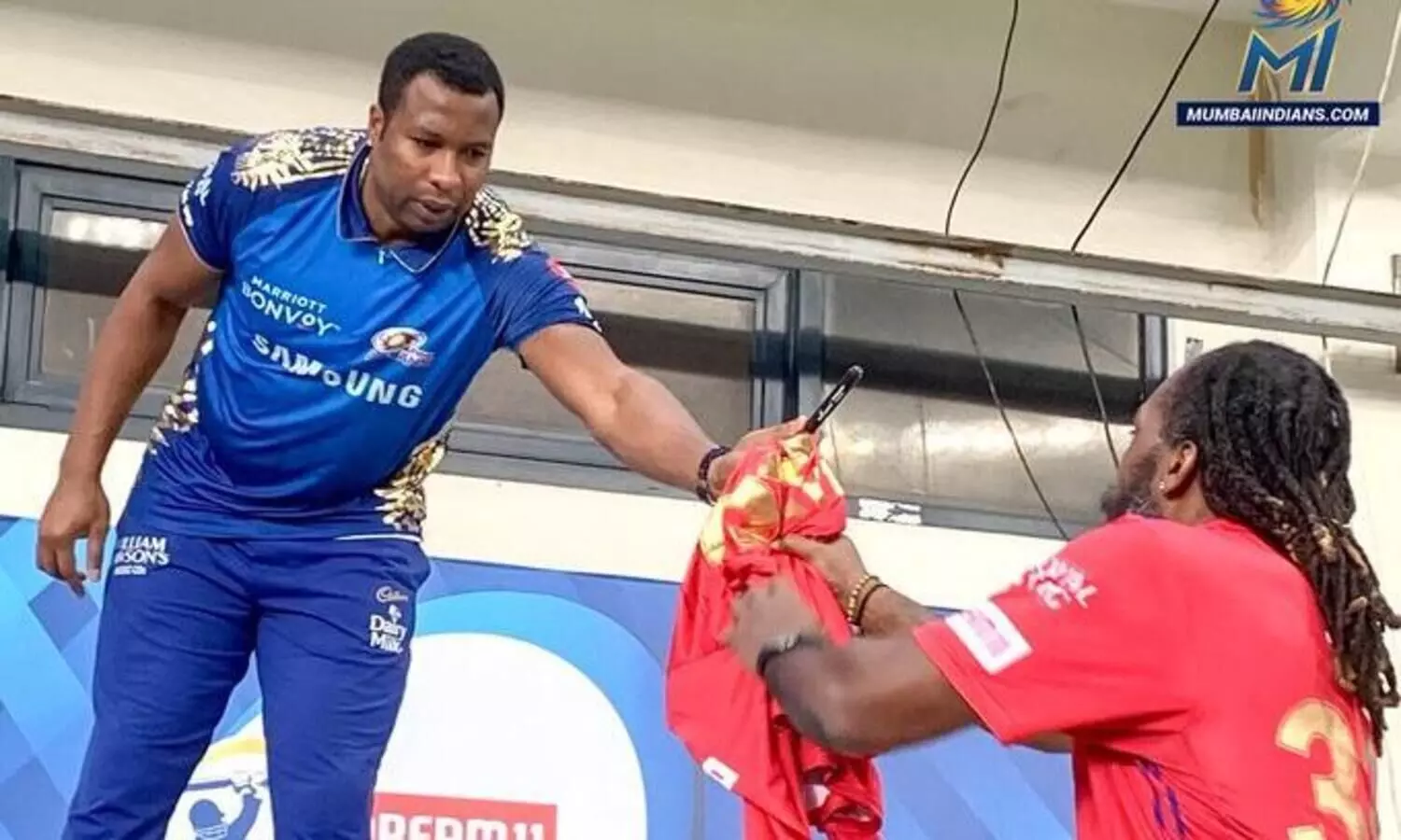 അവിസ്​മരണീയ മത്സരത്തി​െൻറ ഓർമക്കായി ഗെയ്​ലും പൊള്ളാർഡും ​ജേഴ്​സി കൈമാറി