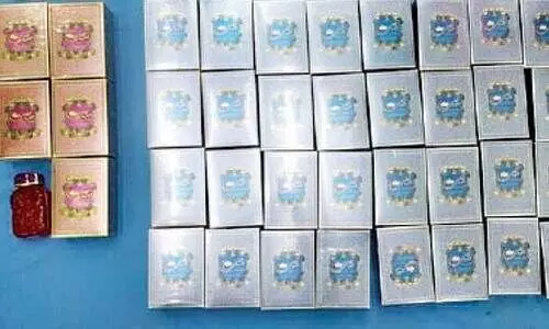 ഷാ​ർ​ജ വി​മാ​ന​ത്താ​വ​ള​ത്തി​ൽ ഒ​ന്ന​ര​ക്കി​ലോ സ്വ​ർ​ണ​വു​മാ​യി ര​ണ്ടു​പേ​ർ പി​ടി​യി​ൽ