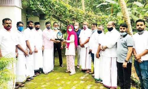 നീ​റ്റ്​ റാ​ങ്ക്​ ജേ​താ​വ്​ ആ​യി​ഷ​യെ ആ​ദ​രി​ച്ചു