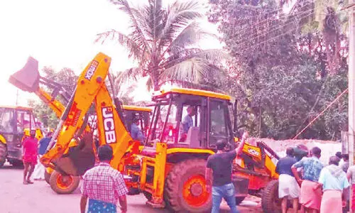 മലപ്പട്ടത്ത് കെട്ടിടം തകർന്ന് മൂന്നുപേർക്ക് ഗുരുതര പരിക്ക്