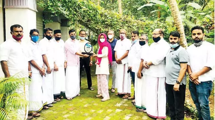നീ​റ്റ്​ റാ​ങ്ക്​ ജേ​താ​വ്​ ആ​യി​ഷ​യെ ആ​ദ​രി​ച്ചു