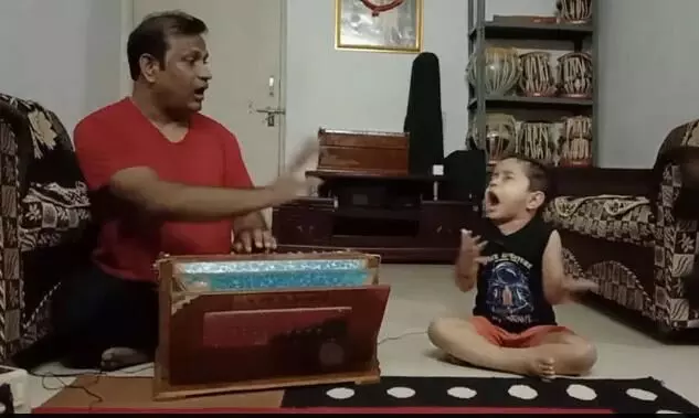 സംഗീതത്തിെൻറ പല അവസ്ഥാന്തരങ്ങൾ കണ്ടിട്ടുണ്ടാകും, പക്ഷെ ഇങ്ങിനൊരെണ്ണം... സംഗീതത്തിെൻറ പല അവസ്ഥാന്തരങ്ങൾ കണ്ടിട്ടുണ്ടാകും, പക്ഷെ ഇങ്ങിനൊരെണ്ണം...