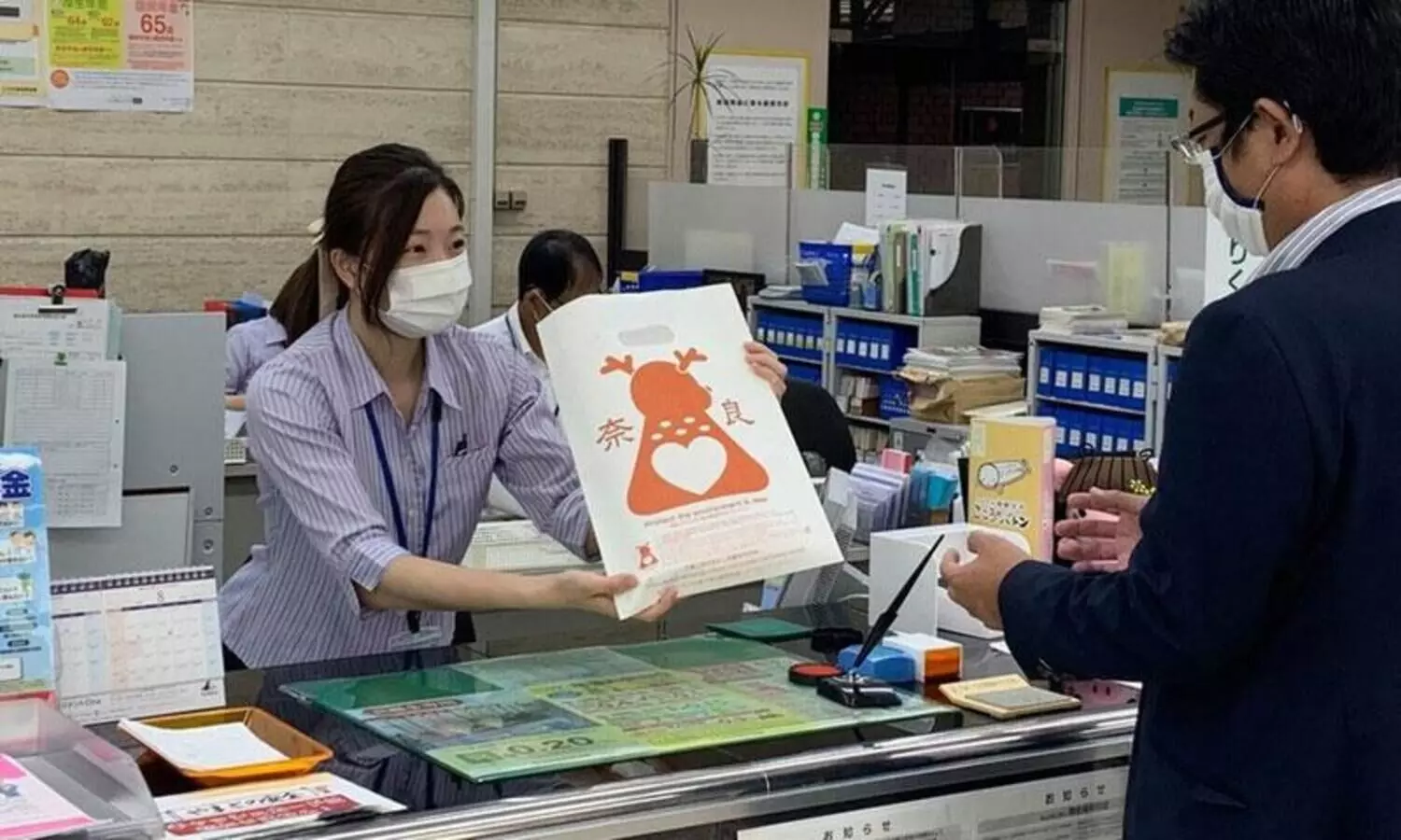 മാനുകൾക്ക് ഇനി ബാഗും തിന്നാം; ജപ്പാനിൽനിന്ന് ഒരു പ്രകൃതിസൗഹൃദ മാതൃക