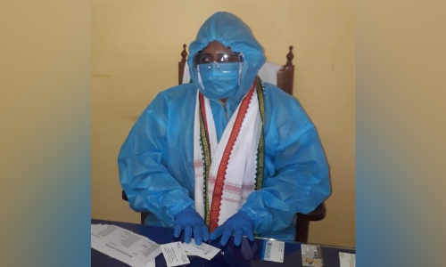 പി.പി.ഇ കിറ്റ് അണിഞ്ഞ് സത്യപ്രതിജ്ഞ ചെയ്​ത്​​ പഞ്ചായത്ത് പ്രസിഡൻറ്​