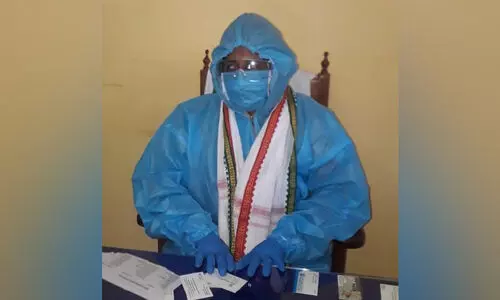 പി.പി.ഇ കിറ്റ് അണിഞ്ഞ് സത്യപ്രതിജ്ഞ ചെയ്​ത്​​ പഞ്ചായത്ത് പ്രസിഡൻറ്​