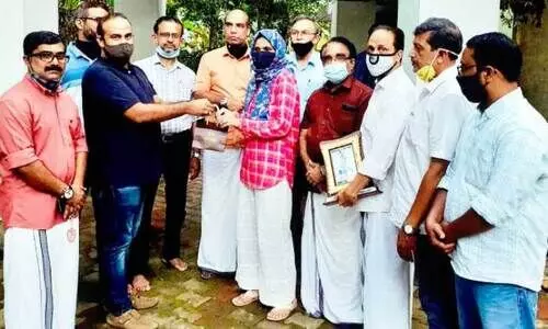 ആയിഷക്ക് കെ.എം.സി.സി കൊയിലാണ്ടി മണ്ഡലം സ്വർണപ്പതക്കം നൽകി