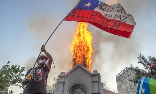 ചിലിയിൽ പ്രതിഷേധം അക്രമാസക്തമായി; ദേവാലയങ്ങൾക്ക്​ തീയിട്ടു