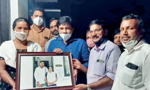 ലീ​ല​യു​ടെ കു​ടും​ബ​ത്തി​ന് രാ​ഹു​ൽ ഗാ​ന്ധി​യു​ടെ ഉ​പ​ഹാ​രം