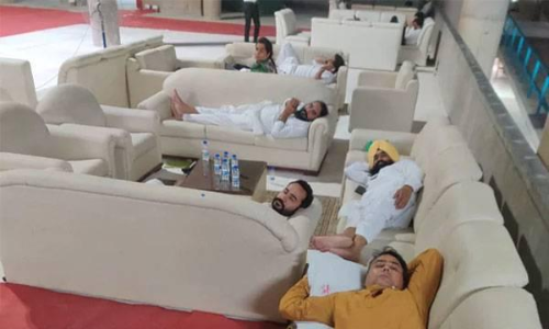 പഞ്ചാബ്​ സർക്കാറി​െൻറ കാർഷിക ബിൽ; പ്രതിഷേധവുമായി എ.എ.പി എം.എൽ.എമാർ നിയമസഭയിൽ കിടന്നുറങ്ങി