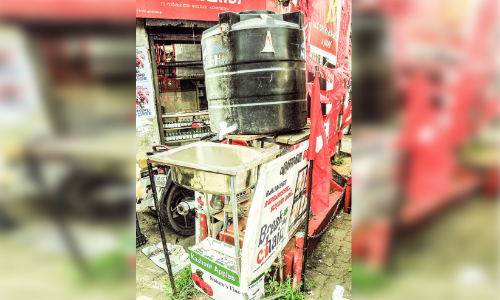 കൈകഴുകൽ കേന്ദ്രങ്ങൾ കാലി; ആശ്വാസം സാനിറ്റൈസർ