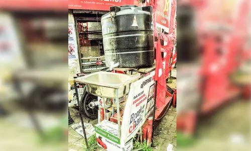 കൈകഴുകൽ കേന്ദ്രങ്ങൾ കാലി; ആശ്വാസം സാനിറ്റൈസർ