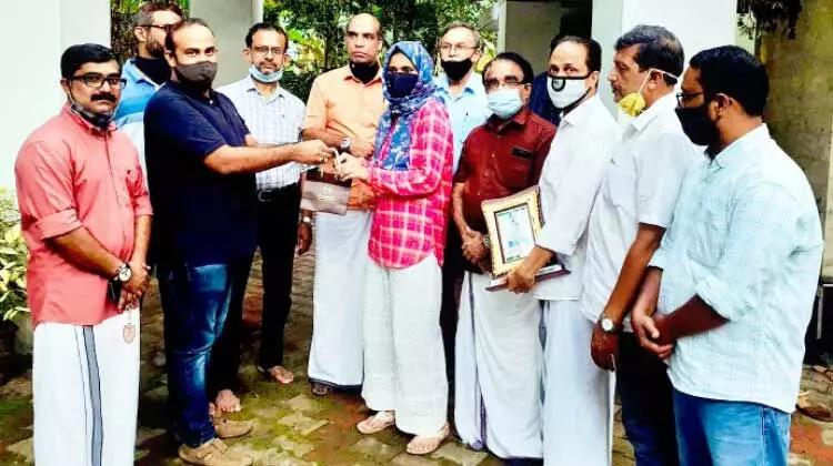 ആയിഷക്ക് കെ.എം.സി.സി കൊയിലാണ്ടി മണ്ഡലം സ്വർണപ്പതക്കം നൽകി ആയിഷക്ക് കെ.എം.സി.സി കൊയിലാണ്ടി മണ്ഡലം സ്വർണപ്പതക്കം നൽകി