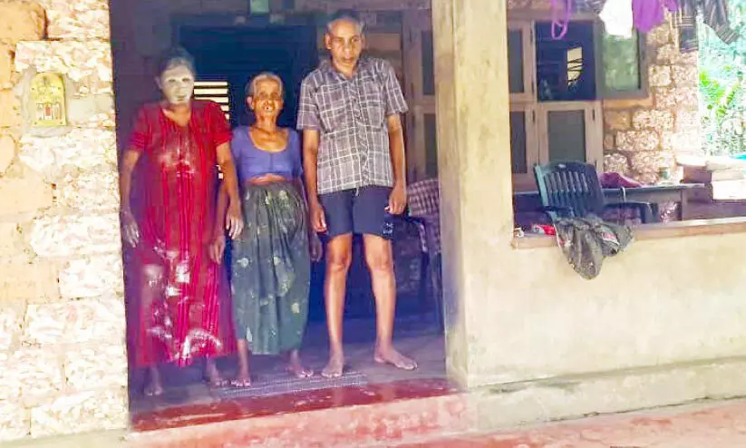 വനമധ്യത്തിൽ മൂന്നംഗ കുടുംബത്തിന്​ ദുരിത ജീവിതം