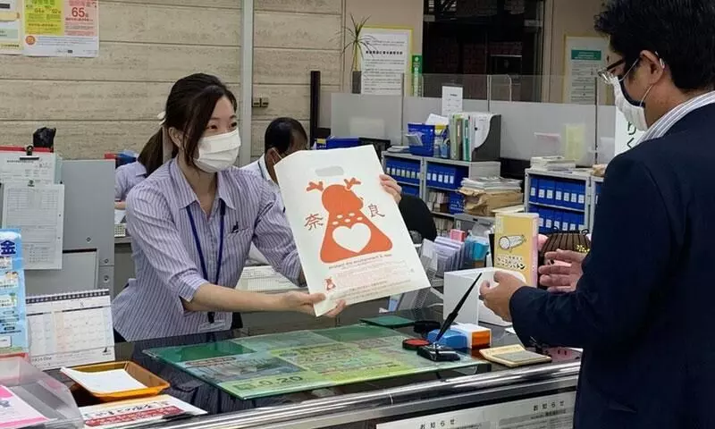 മാനുകൾക്ക് ഇനി ബാഗും തിന്നാം; ജപ്പാനിൽനിന്ന് ഒരു പ്രകൃതിസൗഹൃദ മാതൃക