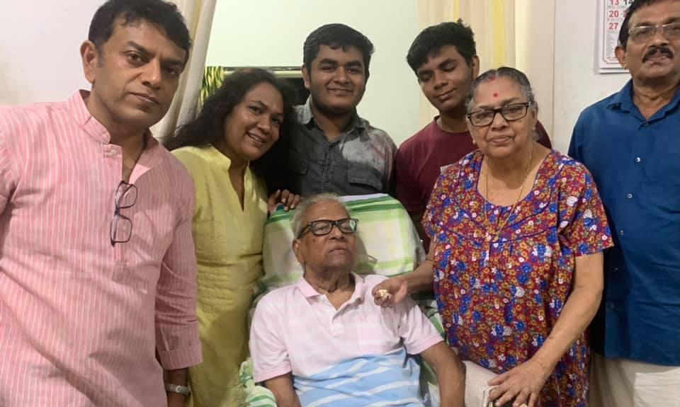 പിറന്നാൾ കേക്ക് മുറിച്ച് വി.എസ്; ചിത്രങ്ങൾ പങ്കുവച്ച് മകൻ പിറന്നാൾ കേക്ക് മുറിച്ച് വി.എസ്; ചിത്രങ്ങൾ പങ്കുവച്ച് മകൻ