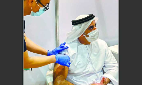 ശൈഖ് സെയ്ഫ് ബിൻ സായിദ് കോവിഡ് വാക്‌സിൻ സ്വീകരിച്ചു